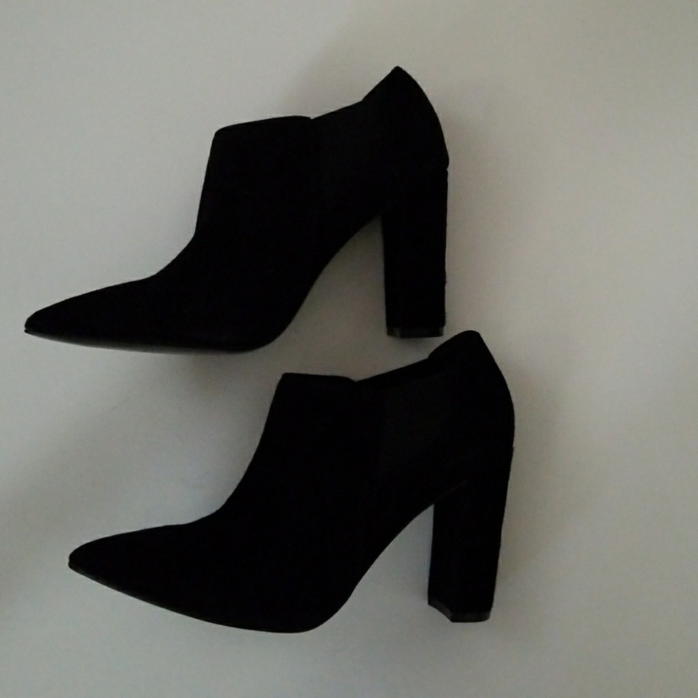 Marc Fisher women's suede ankle bootie size 6m